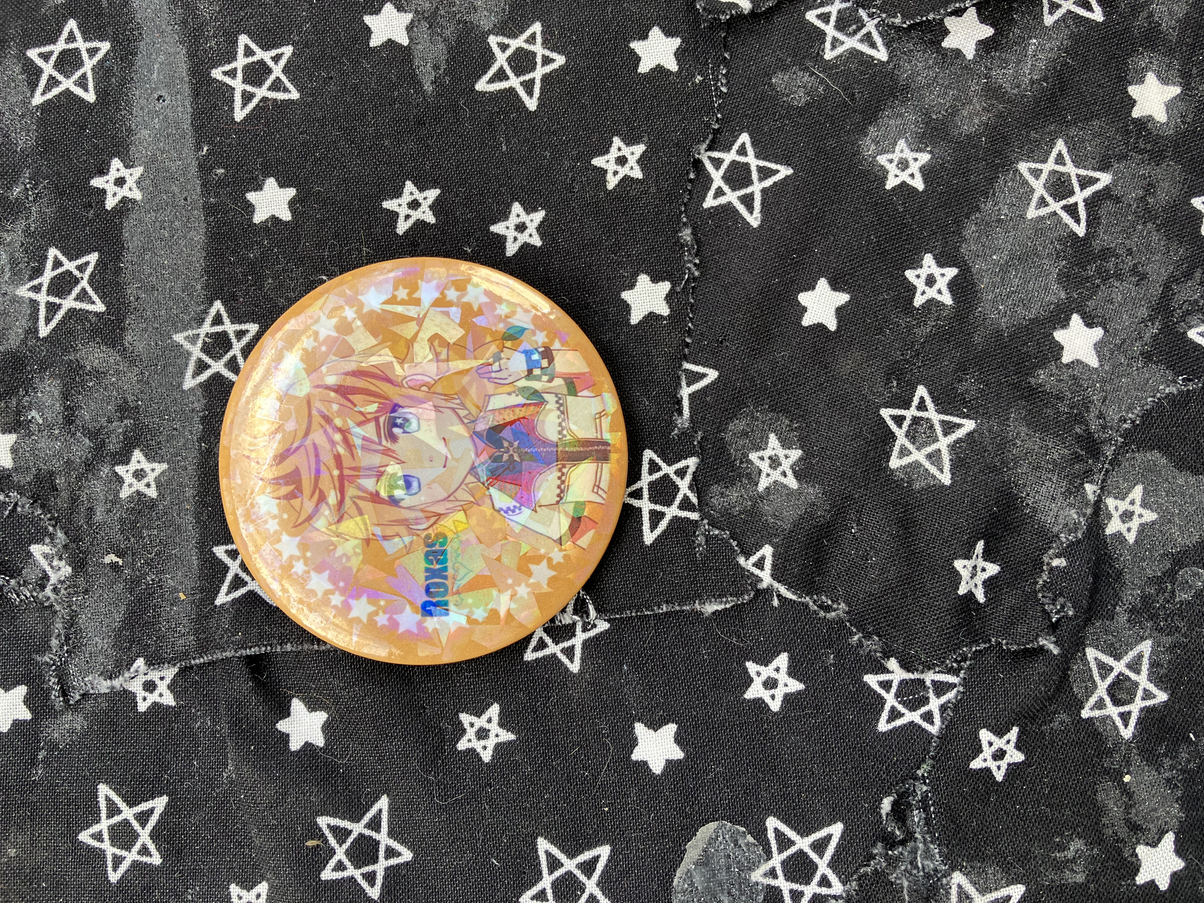 Button of Kingdom hearts Roxas holding a paopu fruit.